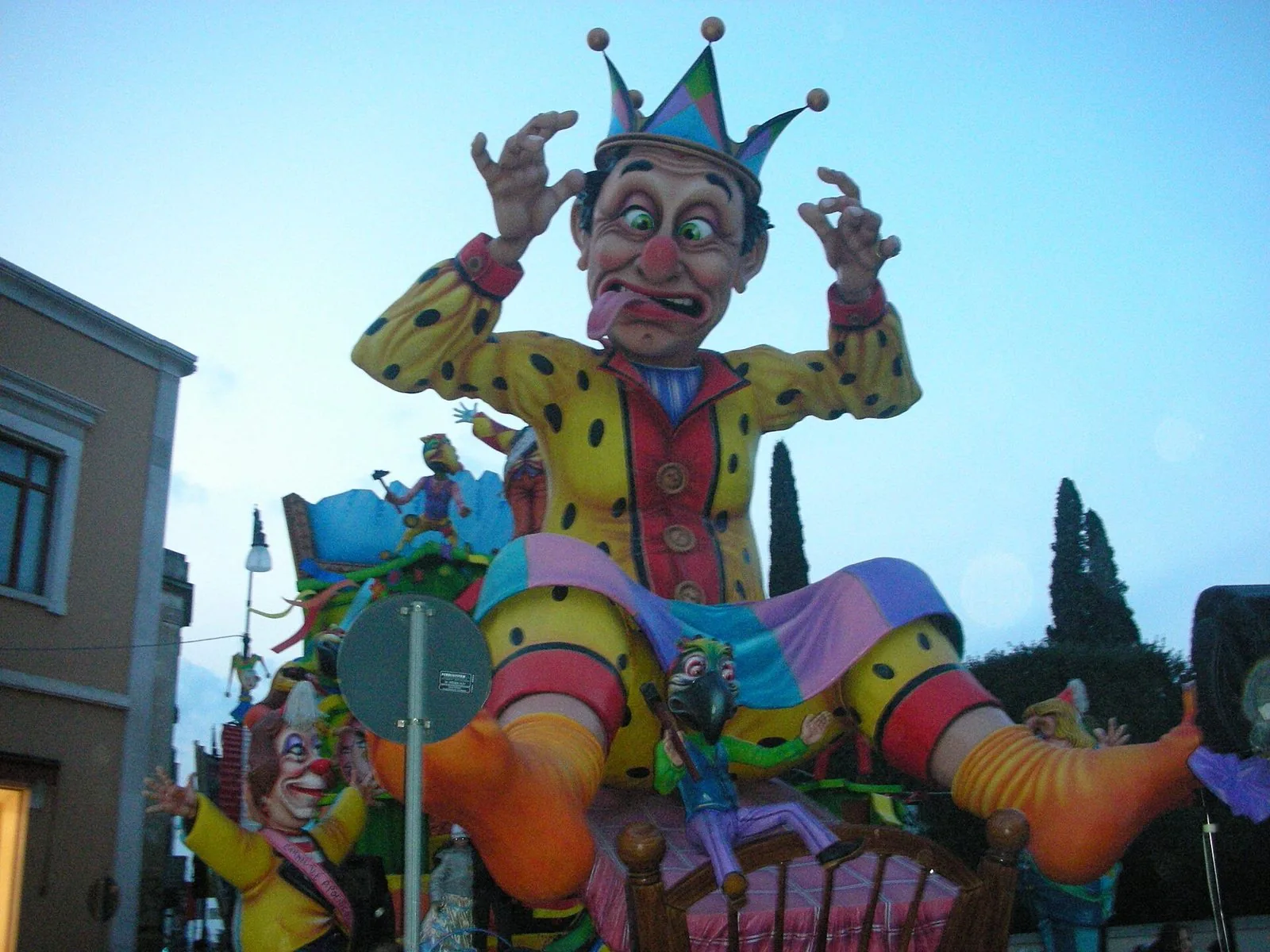Un carro allegorico in cartapesta del Carnevale di Putignano con un grande giullare dal vestito a pois, la corona colorata e la lingua di fuori